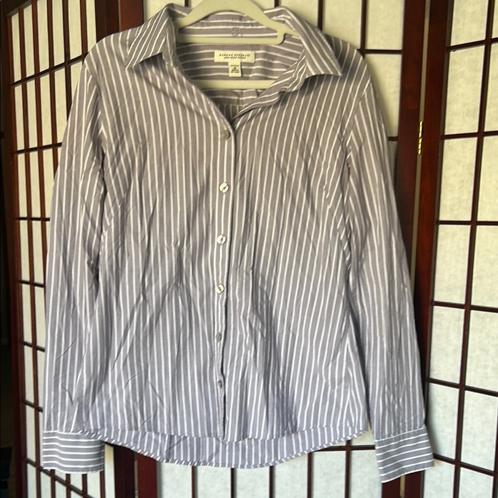 Banana Republic Lavender Striped Button-Up Shirt 🦄